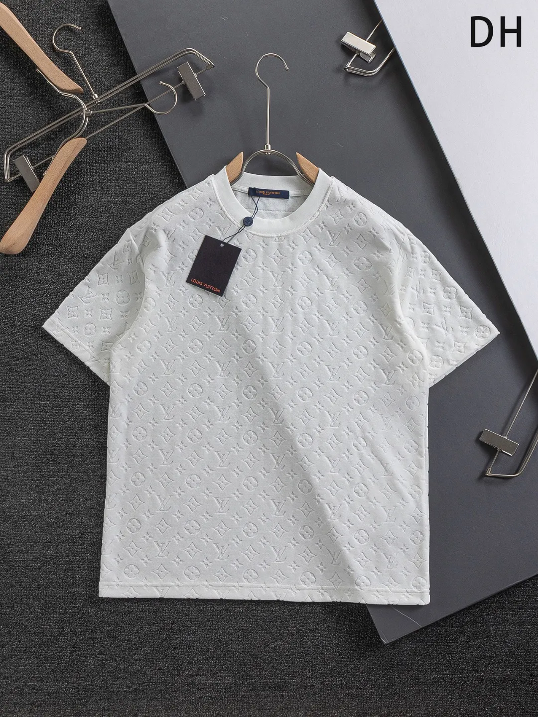🅿️200 Louis Vuitton 1V slightly wide version S-Xl 25ss new product counter style will never fail, classic style, permanent boutique, timeless classic style, LV jacquard all-over printed terry towel with logo🪡 embroidery pattern, short-sleeved T-shirt, cotton blended terry jersey fabric, original development. This comes from the 2025 beachwear limited series, the full logo jacquard towel highlights the classic Obliaue flower, with S-shaped round neck and topstitching, unique style, decorated with oblique jacquard all over, ribbed round neck with V-shaped topstitching, customized accessories, and the whole body is customized and developed according to the Y board... Complete with three labels, it can control various styles, paying tribute to LV Louis Vuitton's historic year! Coupled with the blessing of full-flower cotton material, both the comfort of the upper body is unparalleled. It can be said to be a must-have companion in summer. The excellent breathability and comfortable wearing feeling are unparalleled ~ recommended! ! Same style for men and women! Color: Black White Size: S-XL Size chart: S: Shoulder width 55-Bust 56-Length 71.5 M: Shoulder width 56.5-Bust 58-Length 73 L: Shoulder width 58-Bust 60-Length 74.5 XL: Shoulder width 59.5-Bust 62-Length 76